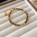 Elegante bracciale di perline occhio di tigre con distanziatori dorati e catena estensibile - Stile Etichetta Colonna Occhio di Tigre / Oro-Marrone Scuro