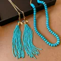 Vue détaillée du collier bohème à pampilles en perles turquoise et chaîne perlée - Collier à Gland Bohème / Bleu Lac et Or