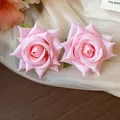 Primo piano di eleganti orecchini a lobo a forma di rosa in tessuto rosa con perline - Ago d'argento / Rosa