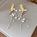 Vue détaillée de boucles d'oreilles à pampilles feuille d'or et perles avec strass - Style de Gland Vintage Français (HE28045) / Or