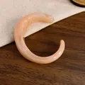 Nahaufnahme des Vintage-Armreifs aus marmoriertem Harz in einem eleganten Pfirsichton - Armband-Rosa