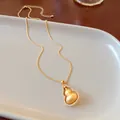 Gedetailleerde macro-opname van een gouden matte hulu-hanger met kristallen frame - Matte Zirconia Kalebas Hanger (8# Ketting-Echt Verguld)