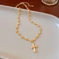 Gedetailleerd overzicht van een gouden gotische kruisketting met bloemenkruislinks - Vintage Kruis Ketting (20# Ketting-Goud)