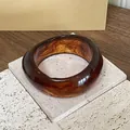 Primo piano dettagliato della trama marmorizzata del bracciale vintage in resina - Stile 7 - Color Caffè