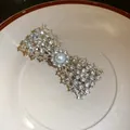 Elegante fermaglio per capelli a fiocco argentato con zirconi e una perla centrale - Fermaglio per Capelli Fiocco a Becco d'Anatra (HE30451-1) / 1 Pezzo / Argento