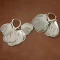 Orecchini moderni in argento con petali filigranati e un elegante design a cuore - Stile Chiusura a Scatto / Argento