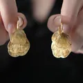 Eleganti orecchini pendenti a cuore traforati dorati con trame metalliche raffinate - Stile Chiusura a Scatto / Oro