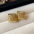 Gros plan de boucles d'oreilles clips carrées plaquées or 18k à texture martelée. - Carré / Or