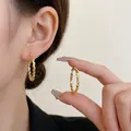 Eleganti orecchini a cerchio dorati strutturati per donna con aghi in argento di pregio - Stile Cerchio a Trama Spirale (45#) / Oro