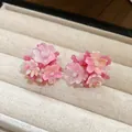 Nahaufnahme von handgefertigten rosa Harzblumen-Ohrringen mit Perlenverzierung - Gestapelte Harzblumen-Ohrstecker (6#)
