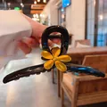 Pince à cheveux élégante en acétate noir avec fleur dorée pour femmes - Décoration de Fleur Dorée
