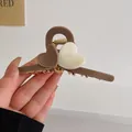 Élégante pince à cheveux en acétate marron avec de jolis détails en forme de cœur - Décoration de Coeur