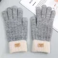 Dettaglio di guanti invernali in maglia grigi e crema con toppa in pelle GLOVE NLD - Grigio