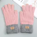 Primer plano de guantes táctiles de punto rosa y gris con textura de lana sintética. - Rosa