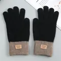 Vista superior de guantes táctiles de punto negro y topo en imitación lana de alpaca. - Negro