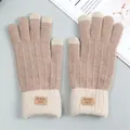 Detalle de guantes de punto cálidos con puntas táctiles y etiqueta de cuero marrón - Caqui