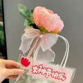 Elegante penna bouquet di fiori di peonia rosa con fiocco di perle in borsa regalo - Penna a fiore di peonia rosa