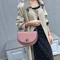 Elegante borsa a sella rosa con chiusura in metallo e manico superiore - Rosa