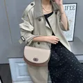 Borsa a sella bicolore alla moda con chiusura in metallo in una foto di modello elegante - Grigio
