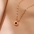 Elegante goldene Titankette mit römischen Zahlen und rotem Kristallanhänger - Roségold Rot