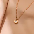 Elegante roségoldene römische Zahlenkette mit Kristallanhänger auf Seidenhintergrund - Roségold Weiß