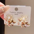 Pendientes de flores vintage con perlas de imitación y detalles de esmalte elegantes. - Rosa