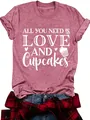 Camiseta rosa de manga corta para mujer con estampado gráfico de Love and Cupcakes - S / Tops / Rojo Oscuro