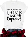 Camiseta blanca de mujer con cuello redondo e impresión gráfica 'Love and Cupcakes' - S / Tops / Blanco