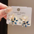 Elegantes pendientes de flores retro bañados en oro 18K con perlas y esmalte fino - Azul