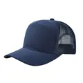 Seitliche Detailansicht einer dunkelblauen 7-Panel Trucker Cap mit Mesh-Rückseite - Verstellbar / Marineblau