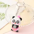 Detailweergave van een schattige panda sleutelhanger met een koekenpan - Chef Panda in roze schort (C)