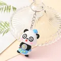Close-up van een schattige chef panda sleutelhanger met een koekenpan en bloemenschort. - Chef Panda in blauw schort (D)