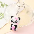 Gedetailleerde weergave van een schattige panda sleutelhanger met roze strik en beker. - Panda die roze waterbeker vasthoudt (B)