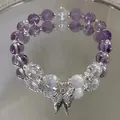 Elegante pulsera de cuentas moradas y claras con un colgante de mariposa de cristal - Mariposa púrpura lavanda