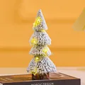 Nahaufnahme eines kleinen beflockten Weihnachtsbaums mit warmen LED-Lichtern auf einem Holzsockel - 20cm Turm-Weihnachtsbaum (Ohne Licht)