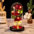 Trois roses rouges artificielles sous dôme en verre avec guirlande LED pour cadeau - Cloche en Verre / Base Noire Fleur Rouge + Pétales