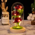 Trois roses rouges artificielles sous dôme en verre avec guirlande LED blanc chaud. - Cloche en Verre / Base en Bois Fleur Rouge + Pelouse