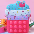 Primo piano di una borsa giocattolo in silicone colorata a forma di cupcake con tracolla. - Rosa Scuro