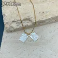 Dettaglio di medaglioni religiosi della Vergine Maria in madreperla bianca su catena oro - 12*16mm