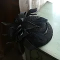 Elegante cappello pillbox vintage nero con piume e velo a rete per cerimonie - Diametro 17cm/Con Clip / Nero