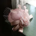 Elegante cappellino fascinator rosa con piume e velo a rete per matrimonio o festa. - Diametro 17cm/Con Clip / Rosa