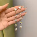 Orecchini a nappa lunga con perle a cuore bianche e cristalli cangianti finitura dorata - Stile con Pendaglio a Cuore
