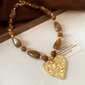 Collana vintage con perle marmorizzate marroni e grande ciondolo a cuore in oro testurizzato - Ciondolo a Cuore Grande (38#) / Marrone oro