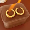 Eleganti orecchini a cerchio dorati ondulati dal design vintage su scatola di velluto. - Orecchino 64# - Oro (placcato Oro Autentico)