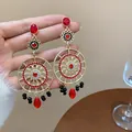 Vue macro détaillée de boucles d'oreilles vintage fleurs ajourées avec strass rouges - Boucles d'Oreilles Pendantes Fleur Ajourée (HE29138) / Or-Rouge