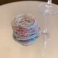 Detailansicht gestapelter bunter Kristallarmbänder auf einer glänzenden spiegelnden Oberfläche. - Einzelnes Elastisches Armband / Hellblau