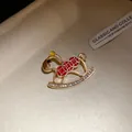 Elegante spilla a cavallo a dondolo dorata con smalto rosso e strass scintillanti - 20# Stile Strass Rosso Oro