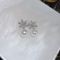 Boucles d'oreilles flocon de neige avec perle et cristaux de zircone étincelants - Flocon de Neige Argenté Perle