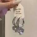Eleganti orecchini a cerchio color argento con fiori in zircone e una grande perla a goccia - Stile con perno dell'orecchino in argento / Argento