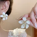Orecchini a perno a forma di fiore bianco elegante con dettagli in cristallo fine - 12# Perno per orecchini in argento - Oro - Bianco